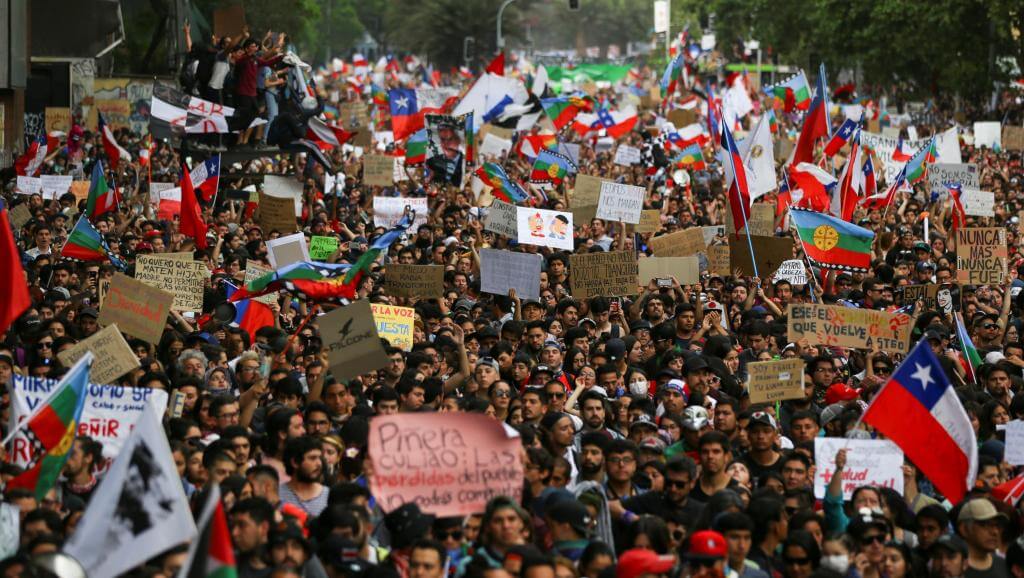 O CHILE ACORDOU. O povo luta nas ruas contra o…